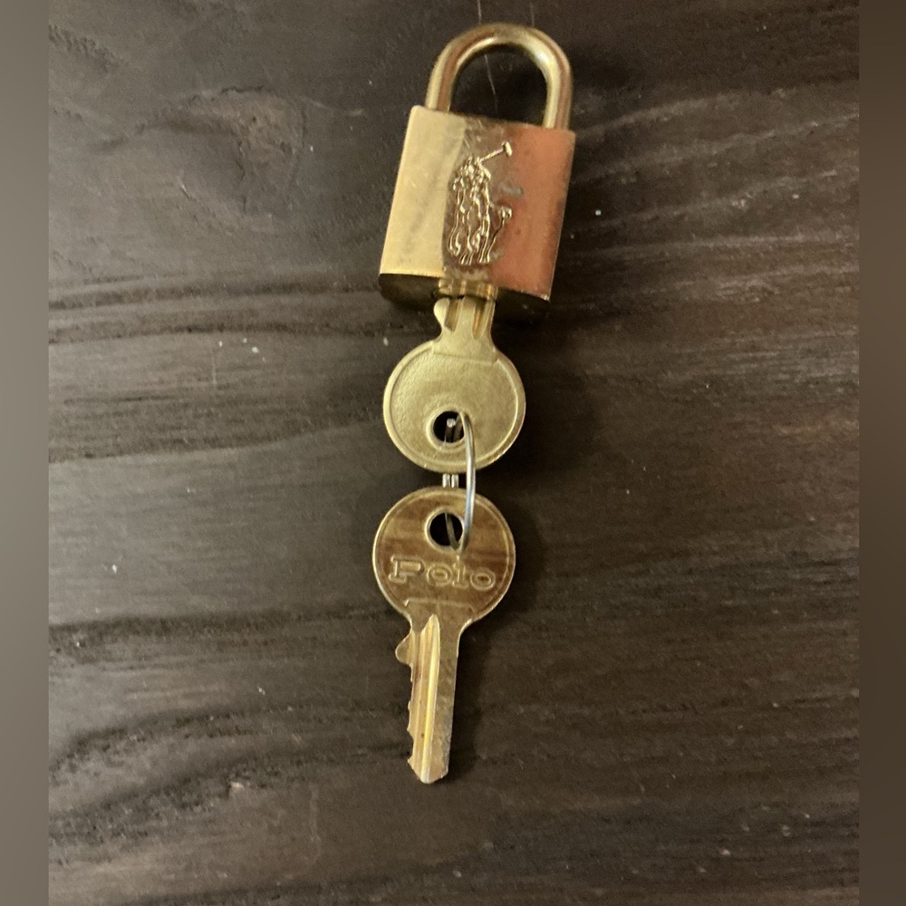 Vintage POLO RALPH LAUREN Gold Toned Padlock with Polo Logo Two Keys Collectible - Picture 4 of 6